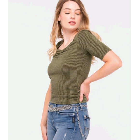 🆕 V-neck Lace Back Top - Picture 2 of 13